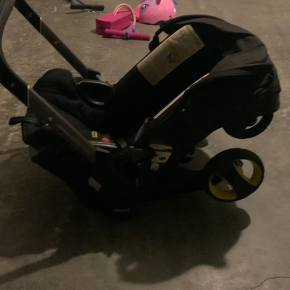 I am selling a car seat/ stroller it can turn into both - Picture 1 of 4
